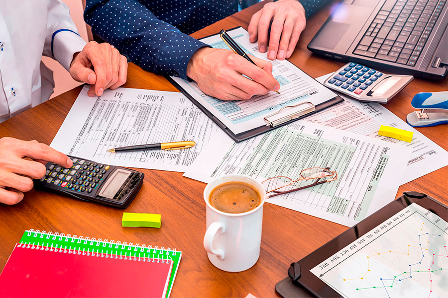 workers-doingthe-taxes-report-in-topeka-ks